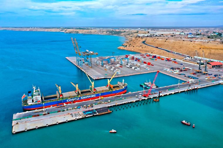 Imagen de un buque de carga atracado en el puerto de Chancay utilizada en una entrada en el blog de Chapa Cambio sobre el manejo del cambio de dólares en operaciones de importación y exportación en este puerto