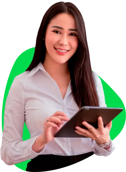 Mujer sonriente en uniforme de oficina, sosteniendo una tablet, representando el servicio de atención al cliente de Chapa Cambio con un fondo verde detrás